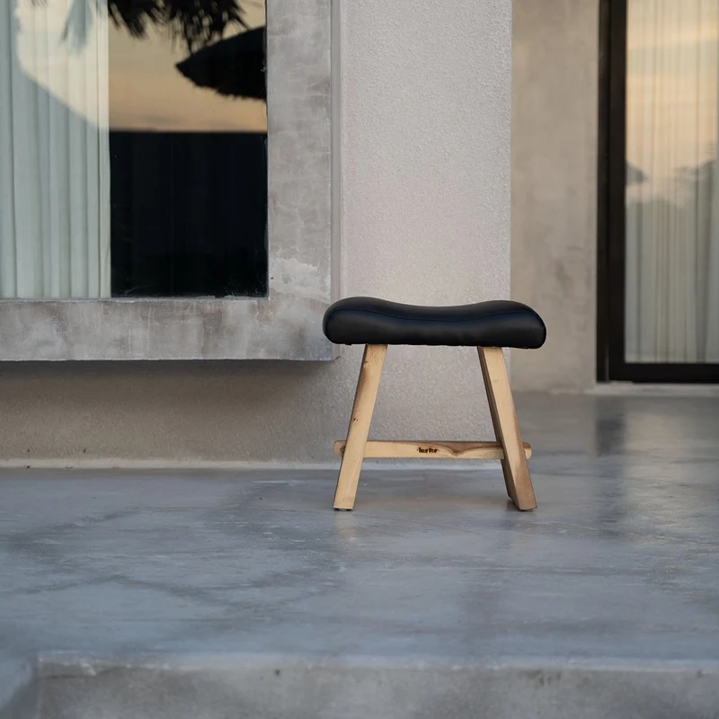 THE SUAR Hocker mit Leder - Natural Schwarz