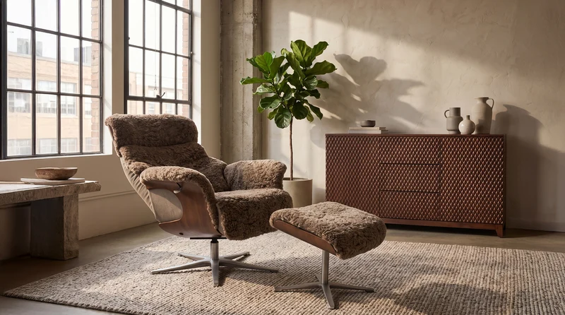 KAWOLA Sessel TOSAR Relaxsessel drehbar Schaffell grau mit Hocker