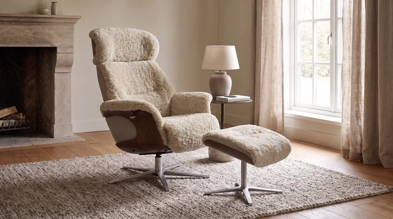 KAWOLA Sessel TOSAR Relaxsessel drehbar Schaffell beige mit Hocker