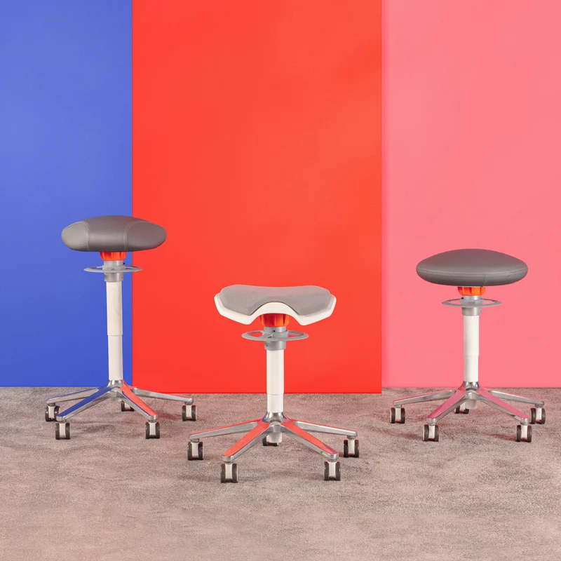 KÖHL ONGO Roll Triangel | Kunstleder | Weiß Alu | ergonomischer Sitzhocker | Arbeitshocker