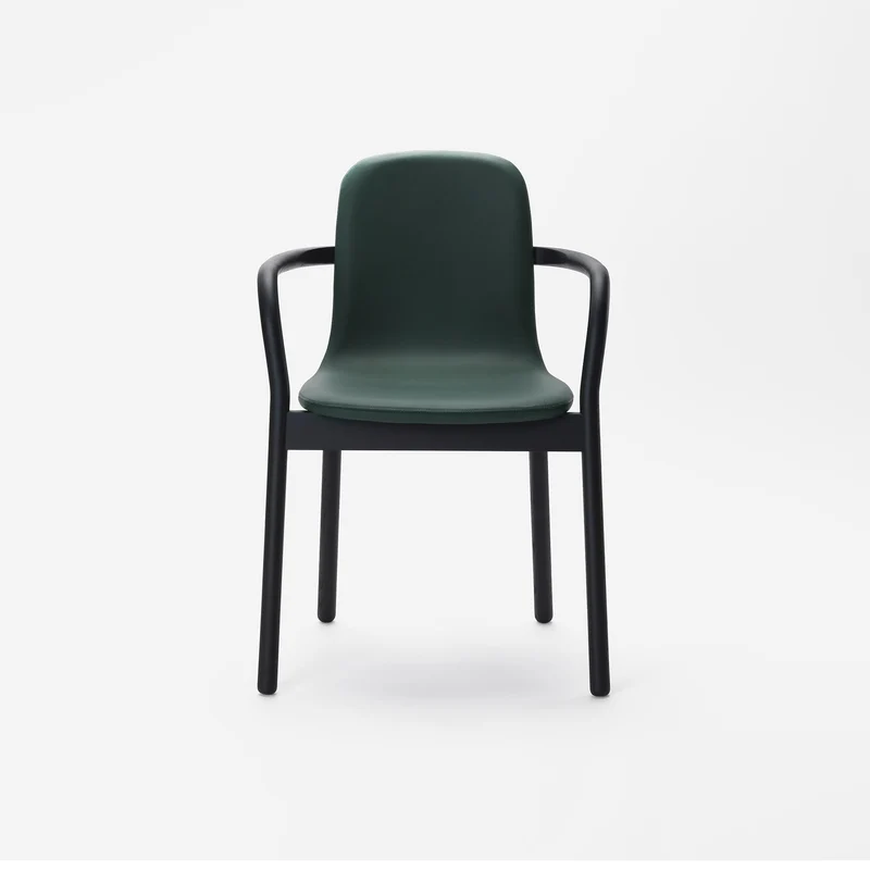 HUG ARMCHAIR Esche lackiert Schwarz