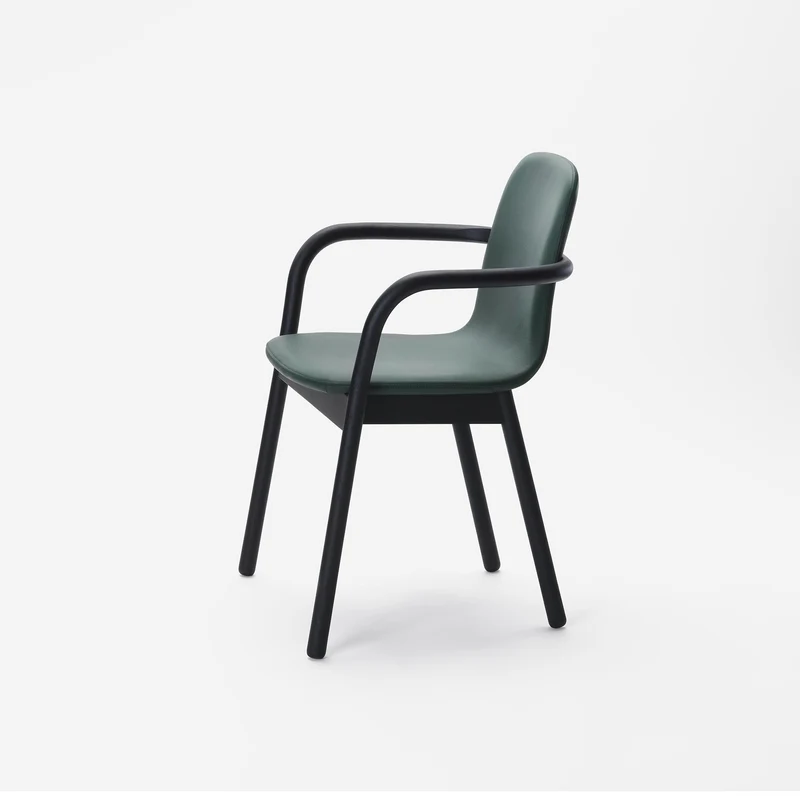 HUG ARMCHAIR Esche lackiert Schwarz