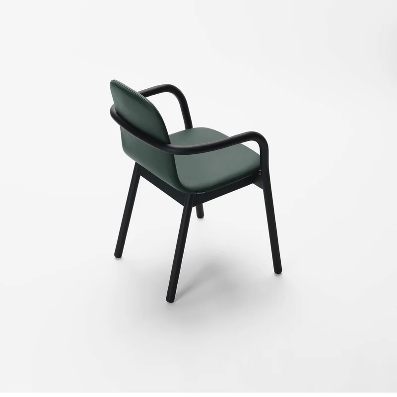 HUG ARMCHAIR Esche lackiert Schwarz