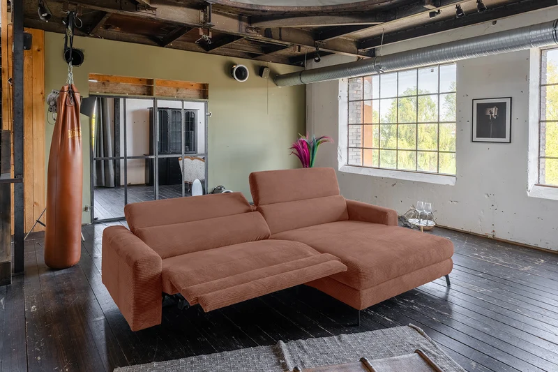 KAWOLA Sofa LAISKA Ecksofa Relaxfunktion teilmotorisch Cord rost