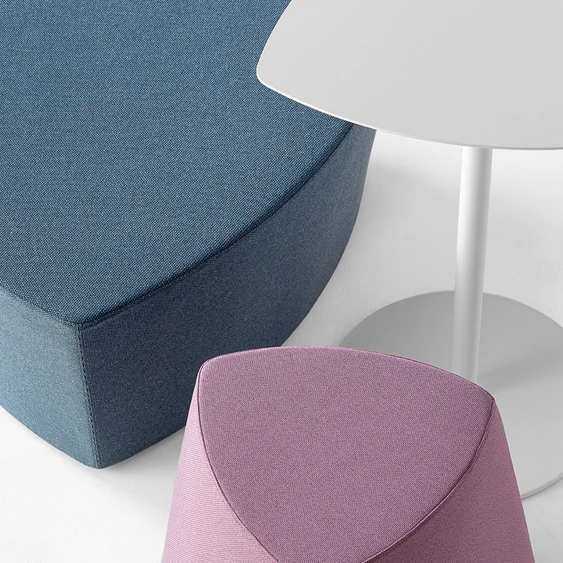 Kensho Stool von Kastel – Design-Polsterhocker & Pouf mobil für moderne Kommunikationszonen