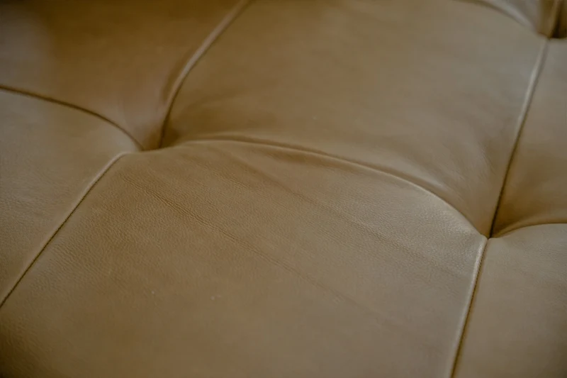 KAWOLA Sofa WIOLO Schlafsofa Daybed mit Hocker Leder camel