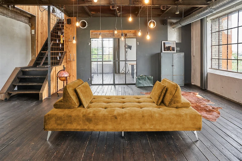 KAWOLA Sofa WIOLO Schlafsofa Daybed mit Hocker velvet cognac