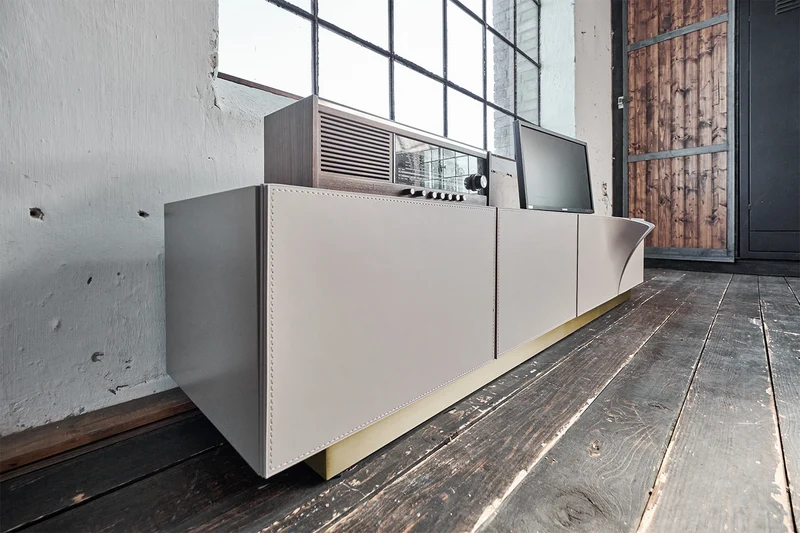 KAWOLA Lowboard EMMA TV-Board Kunstleder grau Fuß Edelstahl messingfarben
