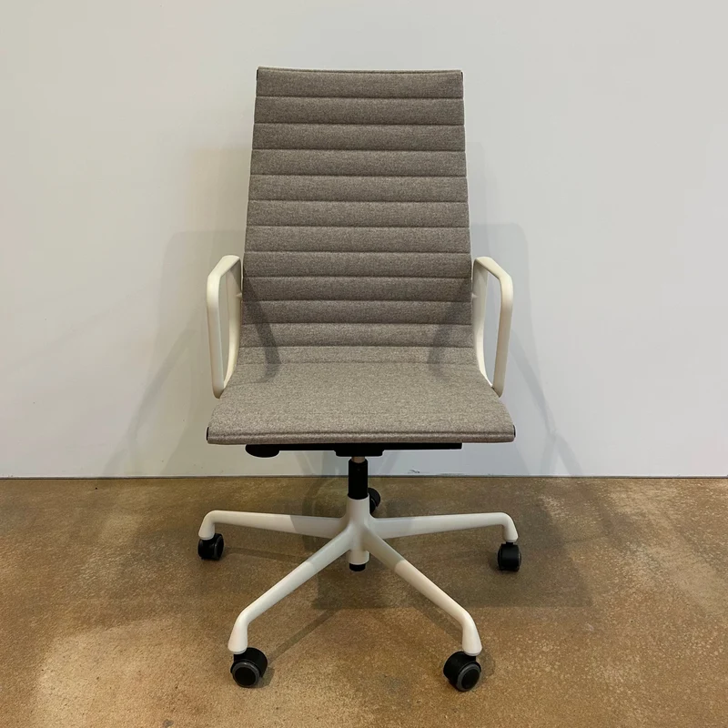 Vitra / Aluminium Group EA 119 / Bürodrehstuhl