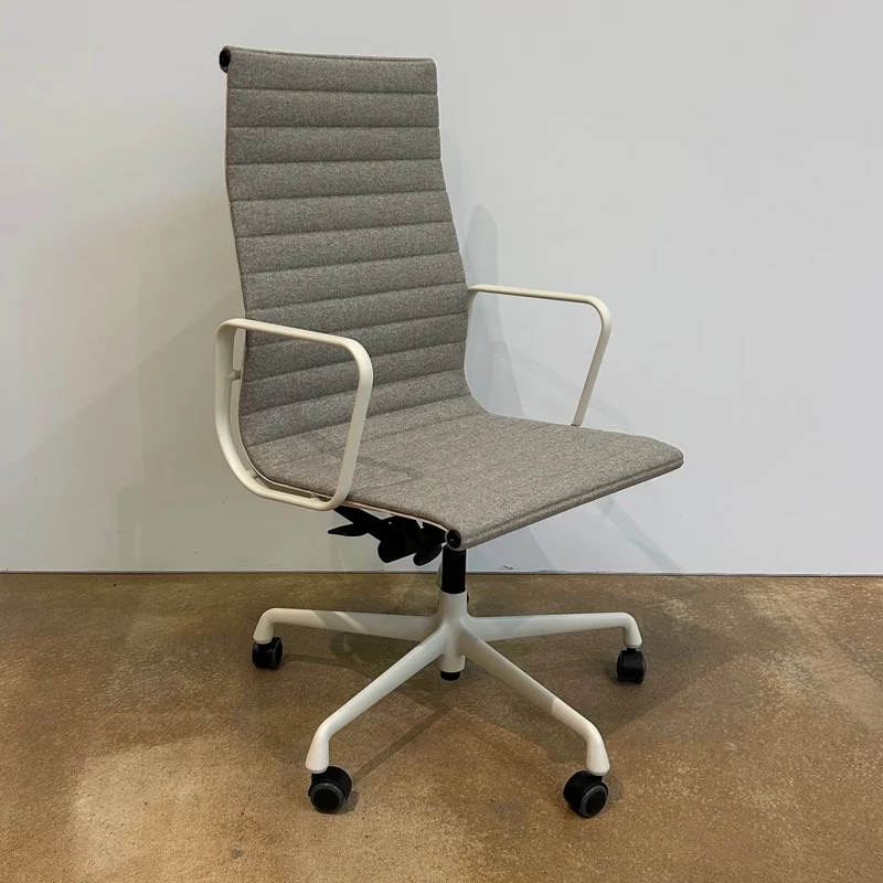Vitra / Aluminium Group EA 119 / Bürodrehstuhl