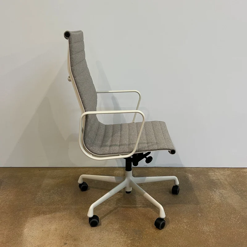 Vitra / Aluminium Group EA 119 / Bürodrehstuhl