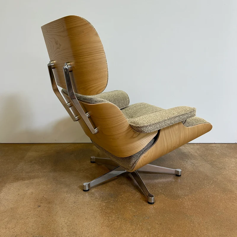 Vitra / LOUNGE CHAIR + OTTOMAN / Sessel und Hocker