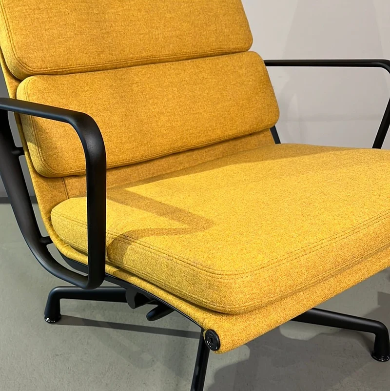 Vitra / SOFT PAD CHAIR EA / Sessel mit Hocker