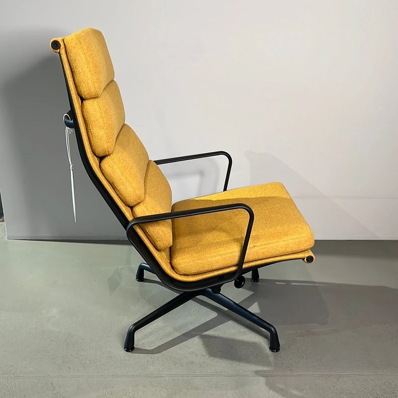 Vitra / SOFT PAD CHAIR EA / Sessel mit Hocker