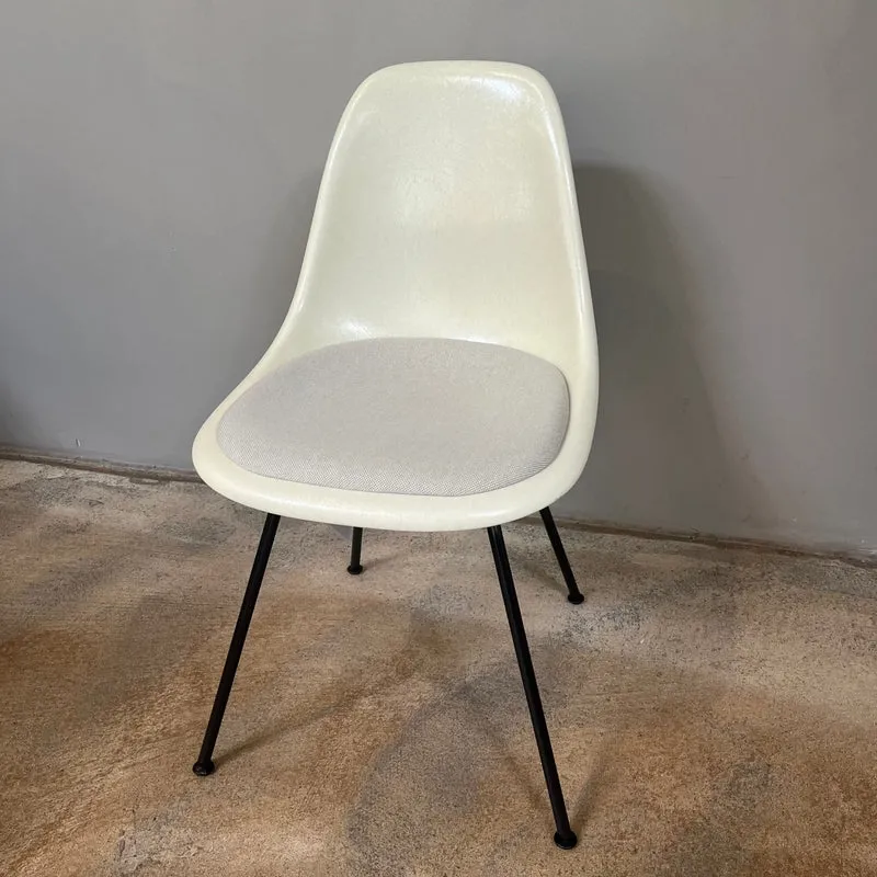 Vitra / Eames Fiberglass Side Chair / Stuhl