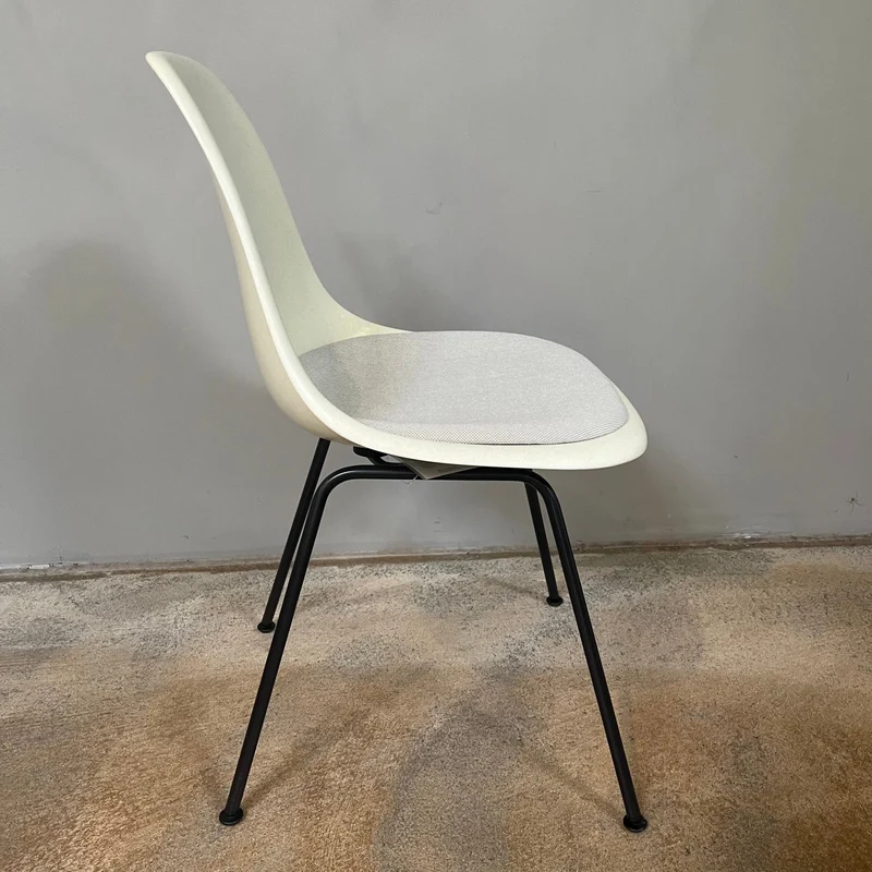 Vitra / Eames Fiberglass Side Chair / Stuhl