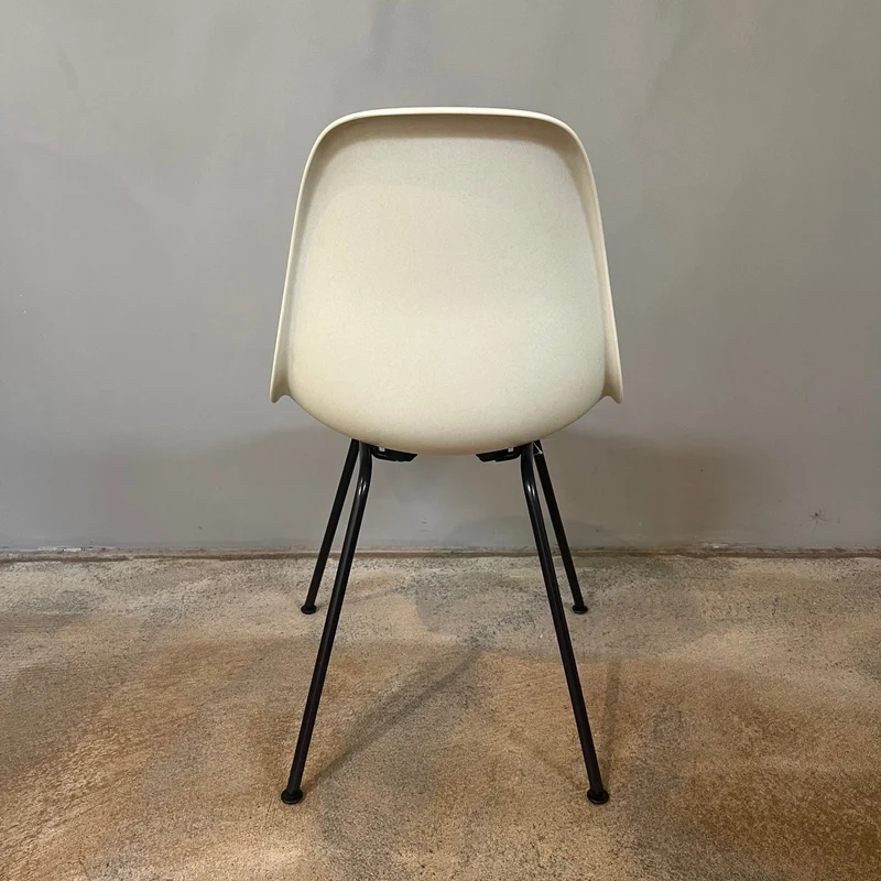 Vitra / Eames Fiberglass Side Chair / Stuhl