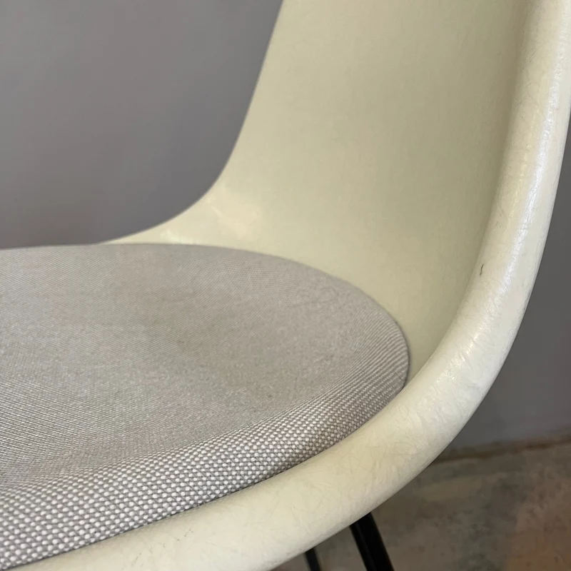Vitra / Eames Fiberglass Side Chair / Stuhl