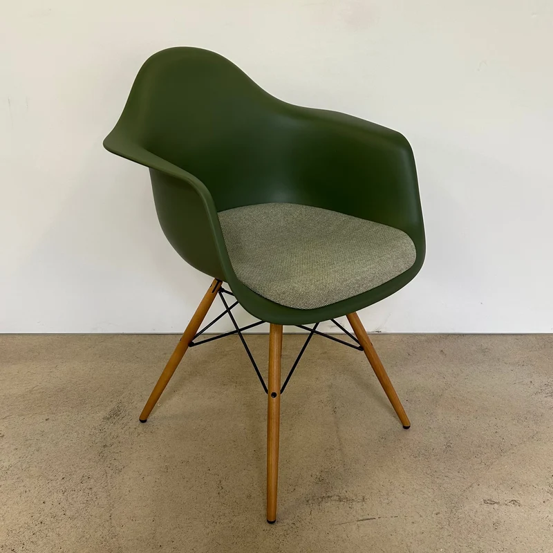 Vitra / Eames Plastic Armchair DAW / Stuhl